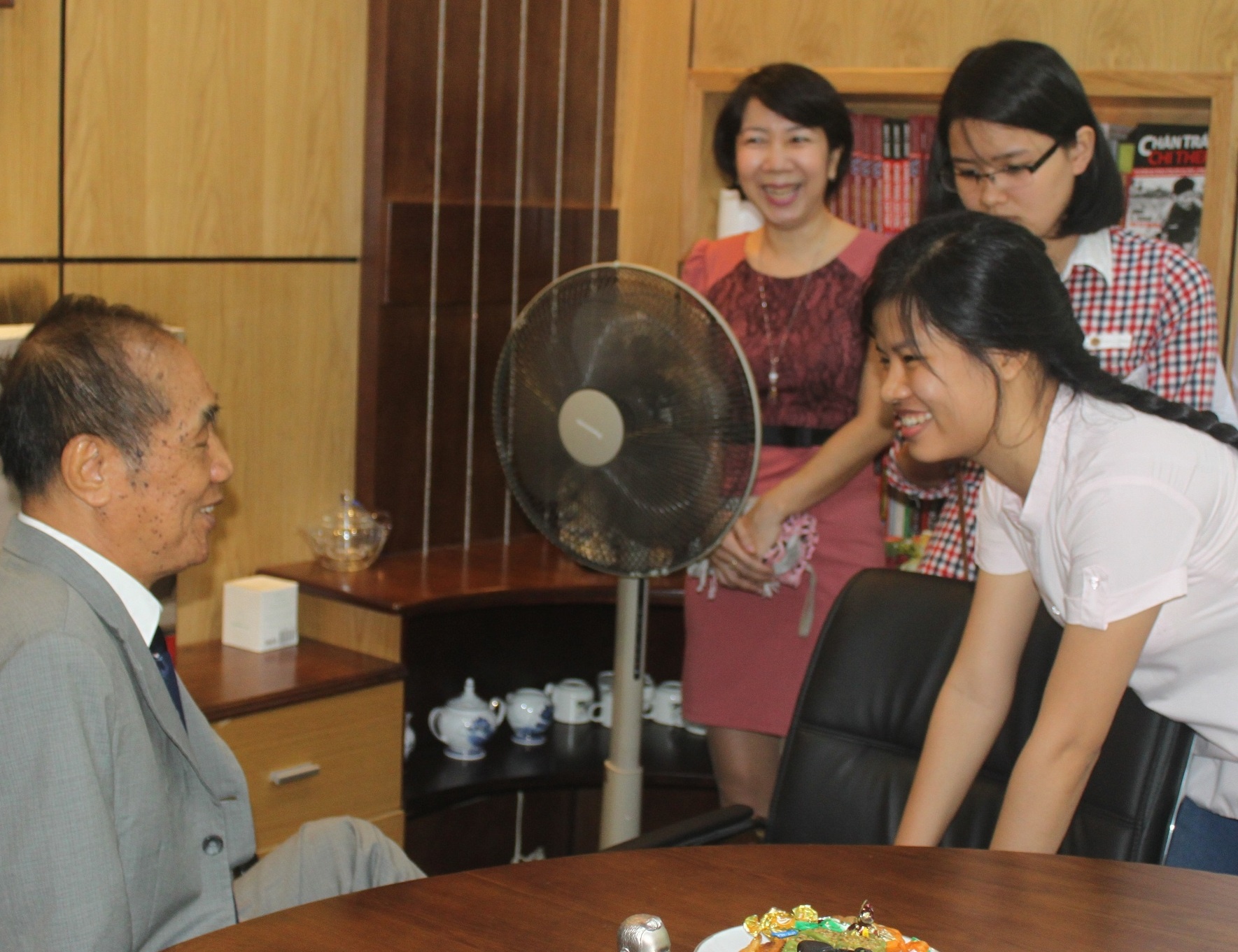 Buoi giao luu dac biet voi thay Nguyen Ngoc Ky ngay 20/11 hinh anh