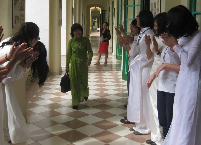 Hinh anh hoc tro ca nuoc tri an thay co ngay 20/11 hinh anh