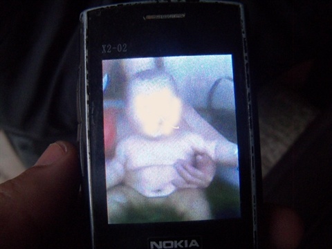 Nghi van 2 me con uong thuoc diet co de 'thoat' ngheo hinh anh