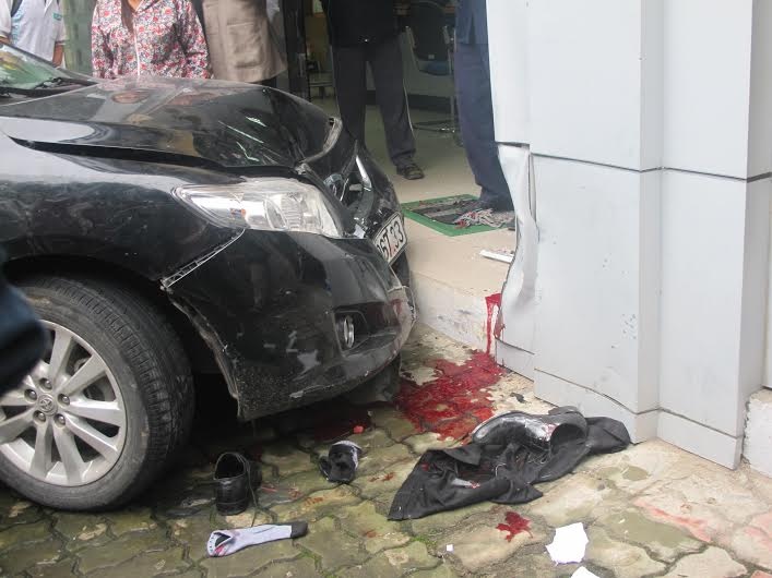 Xe hop lao vao tru so ngan hang, dam gay chan bao ve hinh anh