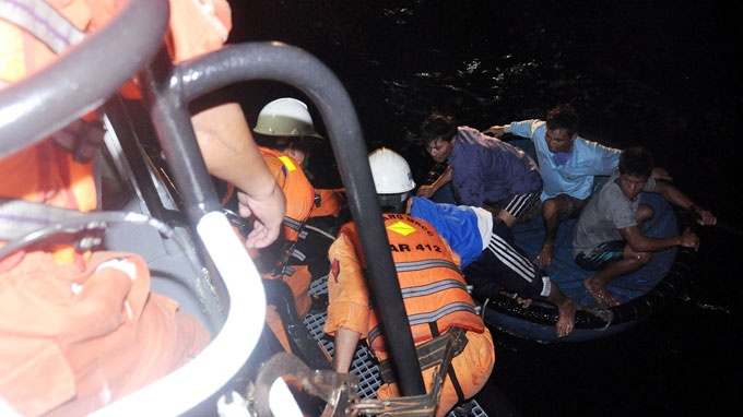 Lao vao bao bien cuu ngu dan hinh anh