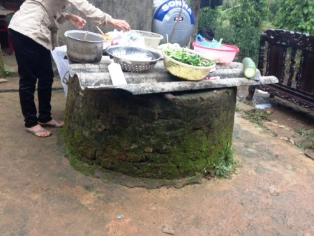 Dung rua giet chong roi nhay xuong gieng tu tu hinh anh