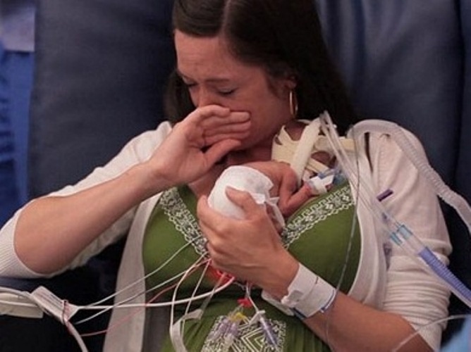 Clip cha danh tang con sinh non thu hut 2,5 trieu like hinh anh