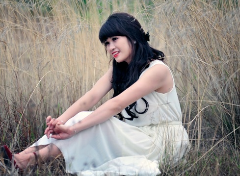 Nu sinh Dien luc mo mang ben dong co chay hinh anh