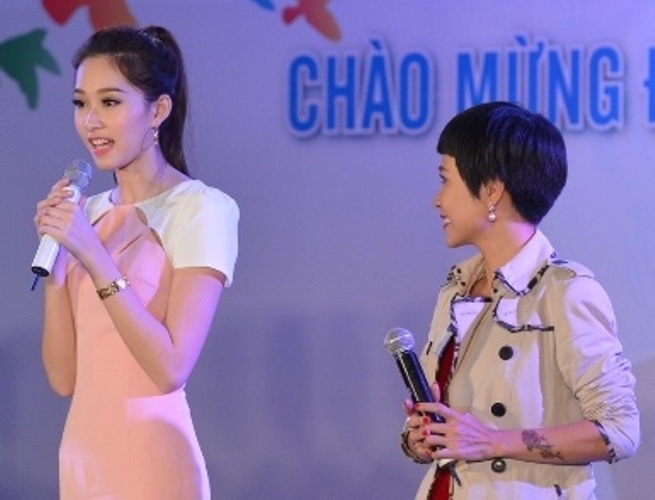 Hoa hau Dang Thu Thao lam BGK 'Hanh trinh bai ca sinh vien' hinh anh