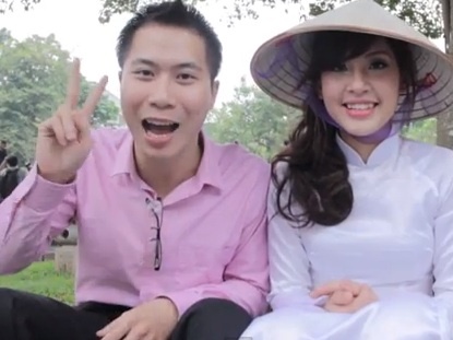 Clip 'Ha Noi trong toi' voi huong dan vien xinh dep hinh anh