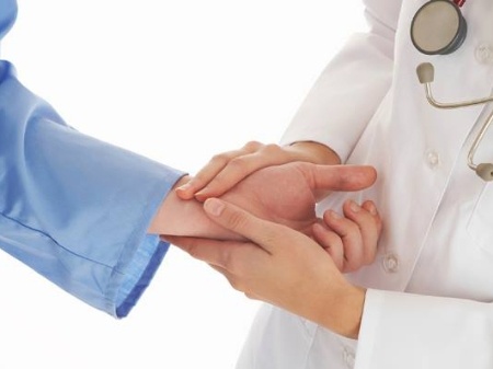 Bac si tre 'dui phong bi' cuu song benh nhan hinh anh