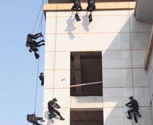 Dien tap chong khung bo, giai cuu con tin hinh anh