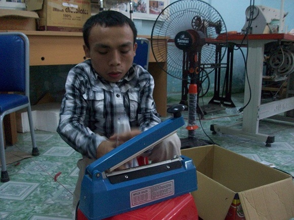 Cam phuc thay giao ti hon cao 90cm, nang chua day 19kg hinh anh