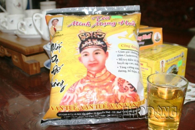 Hau due vua Minh Mang phan doi in anh tho vua tren goi tra hinh anh