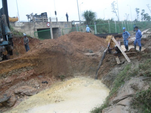 Lai vo duong ong, 70.000 ho dan o Ha Noi mat nuoc hinh anh