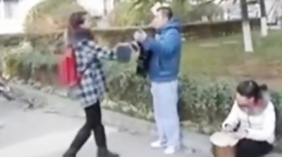 Clip choi nhac to tinh bi ban gai dap nat dan hinh anh