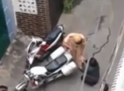 Clip thieu nu Sai Gon quy truoc CSGT khi bi bat xe hinh anh