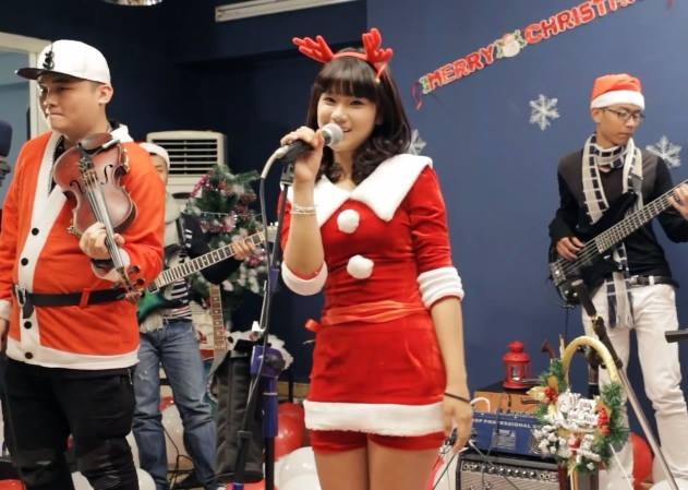 Clip hot girl Hoang Yen Chibi hat lien khuc Giang sinh hinh anh