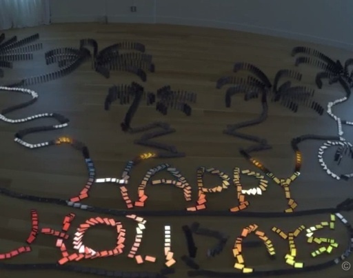 Clip loi chuc Giang sinh xep tu 2000 chiec iPhone 5s hinh anh