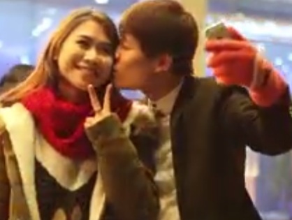 Clip di choi Noel voi ban gai chi mat 100.000 dong hinh anh