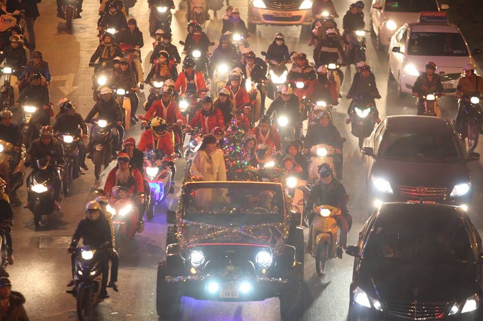 Hot girl choi troi dan dau dan xe khung xon xao duong pho hinh anh