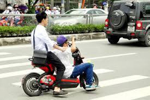 Hoc sinh dien xiec tren xe dap dien hinh anh