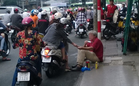 An xin kieu Tay o trung tam Sai Gon hinh anh