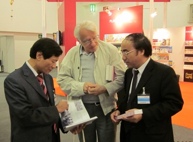 Nhung dot pha trong giai thuong sach 2013 hinh anh