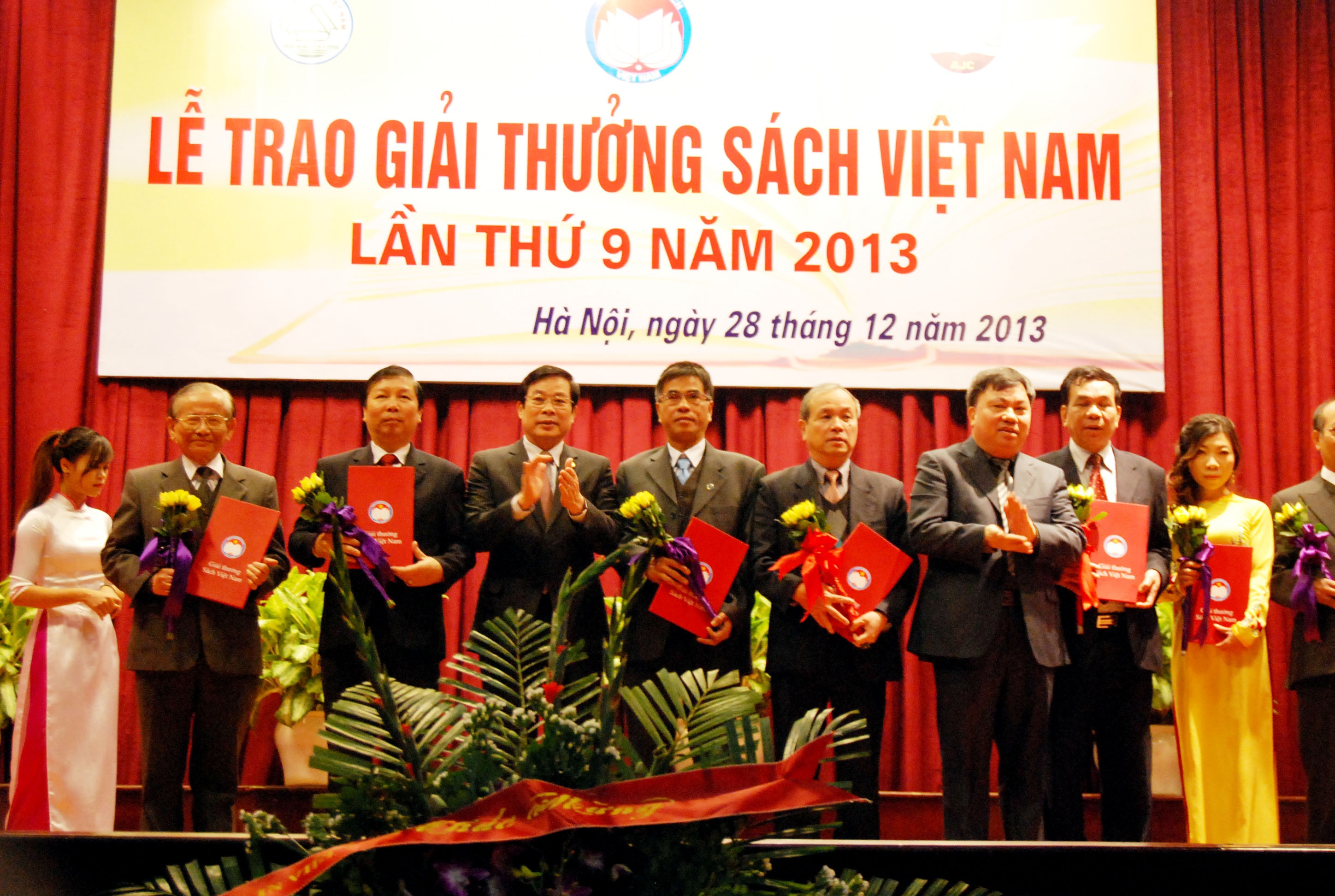 Trao giai nhung cuon sach hay nhat Viet Nam 2013 hinh anh