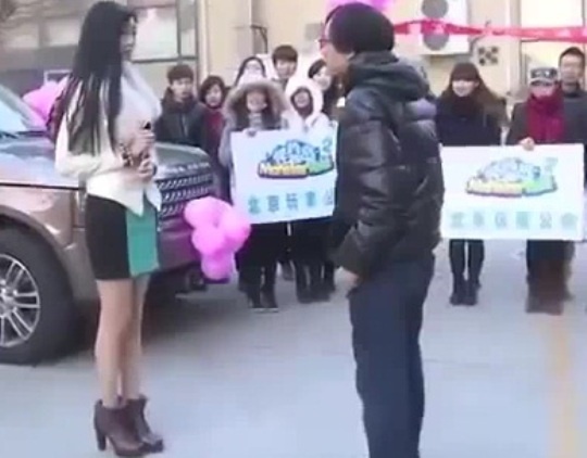 Clip co gai xinh dep cau hon bi trai xau nem qua hinh anh