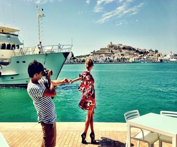 Xuat hien hinh moi cua bo anh 'Nam tay em di khap the gian' hinh anh