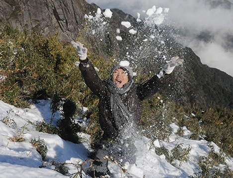 Gioi tre Viet chinh phuc dinh Fansipan trong tuyet trang hinh anh