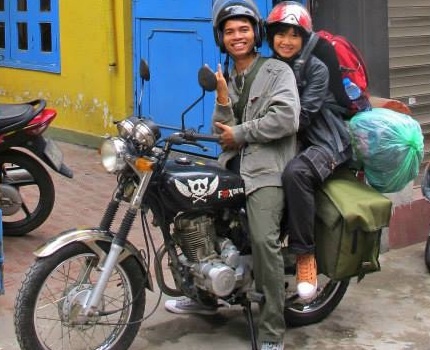 Cap vo chong phuot xe may qua 4 nuoc trong ky trang mat hinh anh
