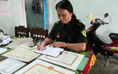 Ba truong cong an thon bat trum giang ho bang... thung bia hinh anh