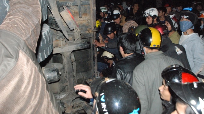 Hang tram nguoi cuu nguoi ket duoi xe tai luc giao thua hinh anh