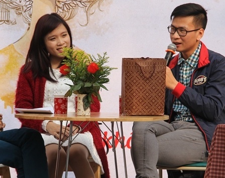 9X ra mat sach 'Cuop anh tu tay dinh menh' hinh anh