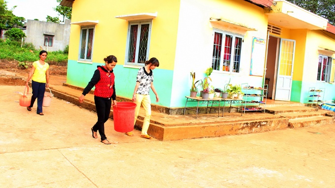 Truong mam non 10 nam khong co nha ve sinh hinh anh