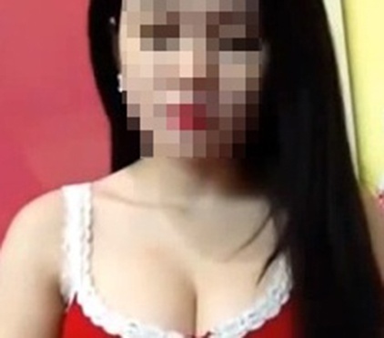 Co gai khoe nguc hat ‘Anh muon em song sao’ hinh anh