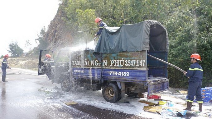 Xe oto boc chay, nguoi dan giup cuu ca tram thung bia hinh anh