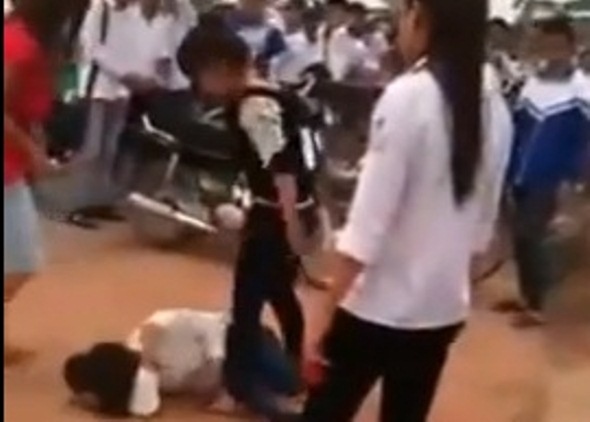 Nu sinh bat ban quy, tat toi tap giua duong hinh anh