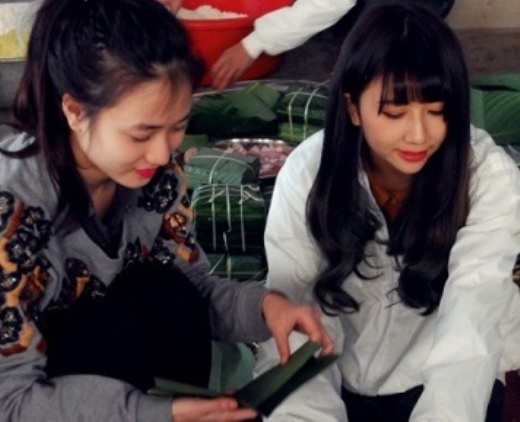 Hot girl hai mien goi banh chung cho nguoi ngheo hinh anh