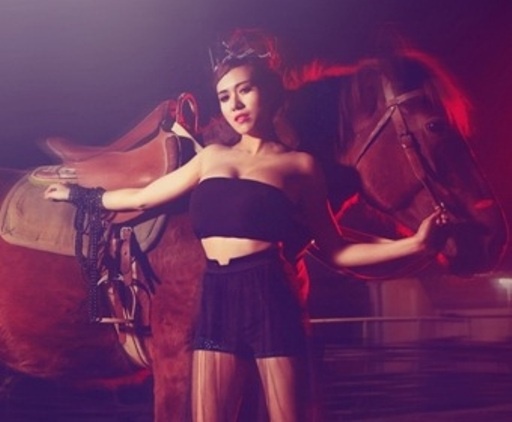 Hot girl sieu vong mot tao dang ben ngua hinh anh