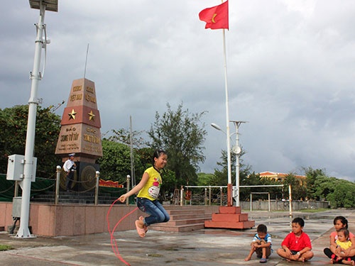 Dua Hoang Sa, Truong Sa vao sach giao khoa hinh anh