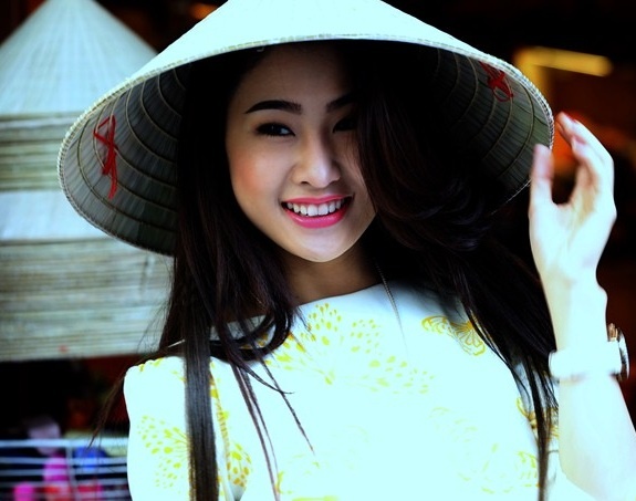 DJ Oxy dien ao dai canh buom dao pho Tet Sai Gon hinh anh