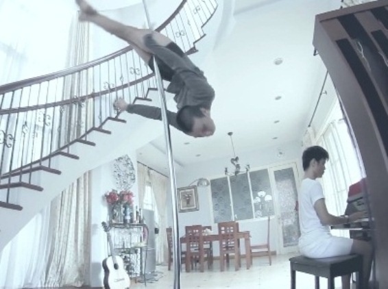 Clip tinh yeu dong tinh cua chang trai mua cot hinh anh