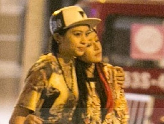 Gil Le bi bat gap om Chi Pu tinh tu ngoai pho hinh anh