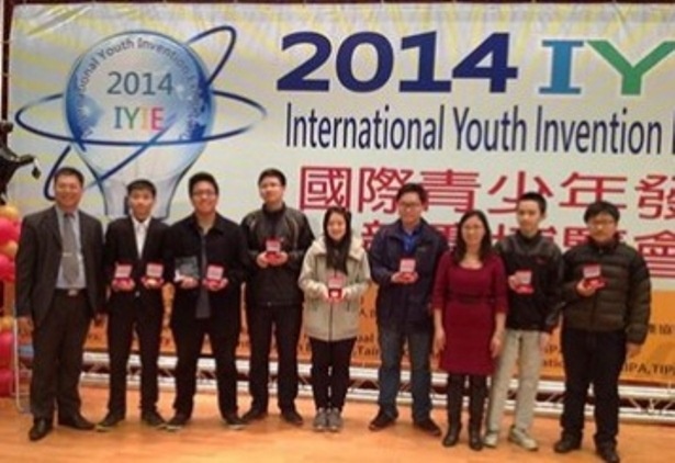 VN dat giai lon tai Trien lam Sang che Thanh thieu nien hinh anh