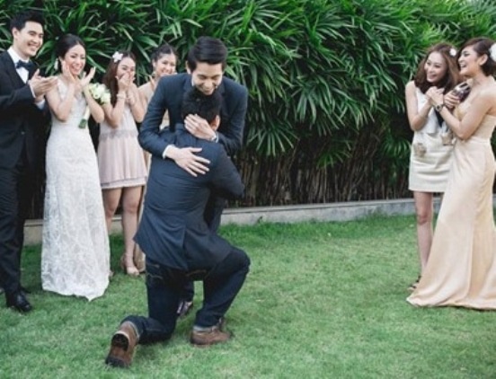 Trai dep Thai Lan bat ngo cau hon nguoi yeu dong gioi hinh anh