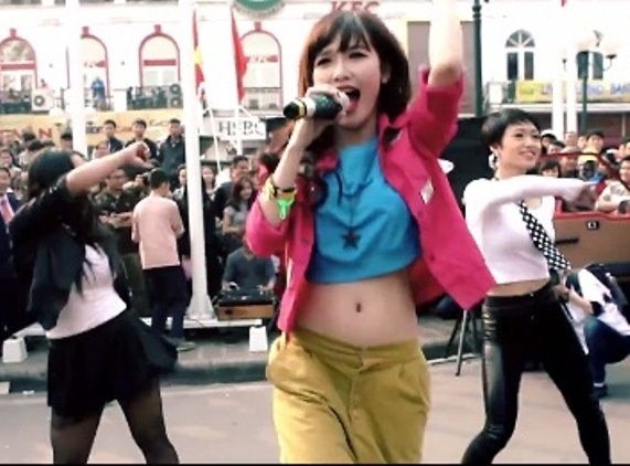 Clip rap chuc Tet theo phong cach duong pho hinh anh