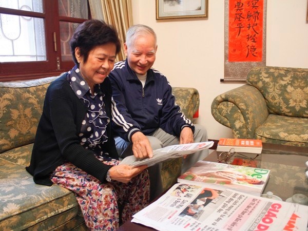 Nguoi phu nu 17 nam di xin de chia cho hoc sinh ngheo hinh anh