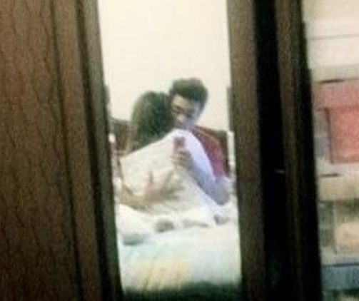 Giang Popper lam lo anh than mat ban gai trong phong ngu hinh anh