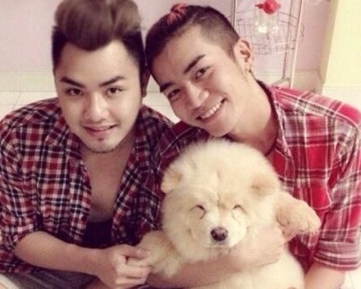 Qua tang cua truong nhom BB&BG va nguoi yeu dong tinh hinh anh