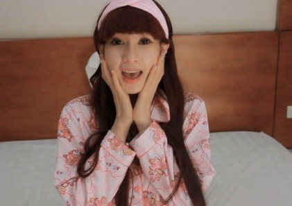 Co gai xinh dep hat 'Doc than vui tinh' hinh anh