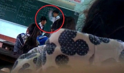 Clip bi thay tat toi tap, hoc sinh danh lai hinh anh